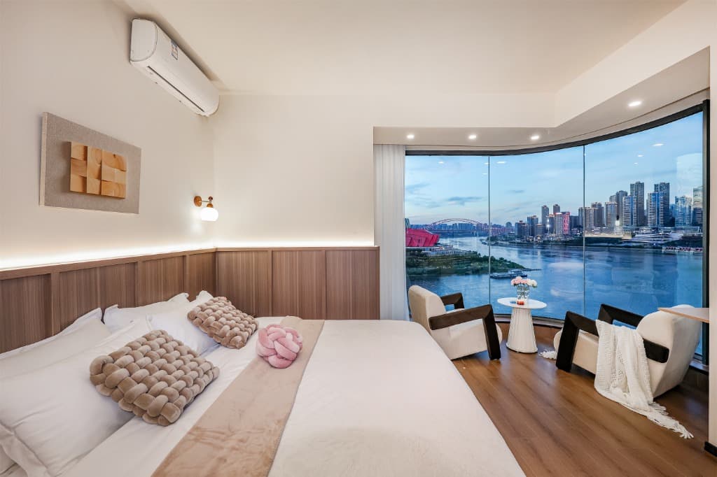 High-Floor River View King Room with Floor-to-Ceiling Windows